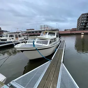 Botel Suesses Motorboot - Ueberseestadt BRE